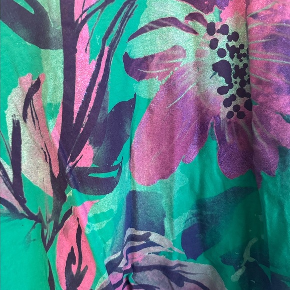 Beautiful happy flower tee shirt that can be dressed up or down. Must have - Picture 6 of 7